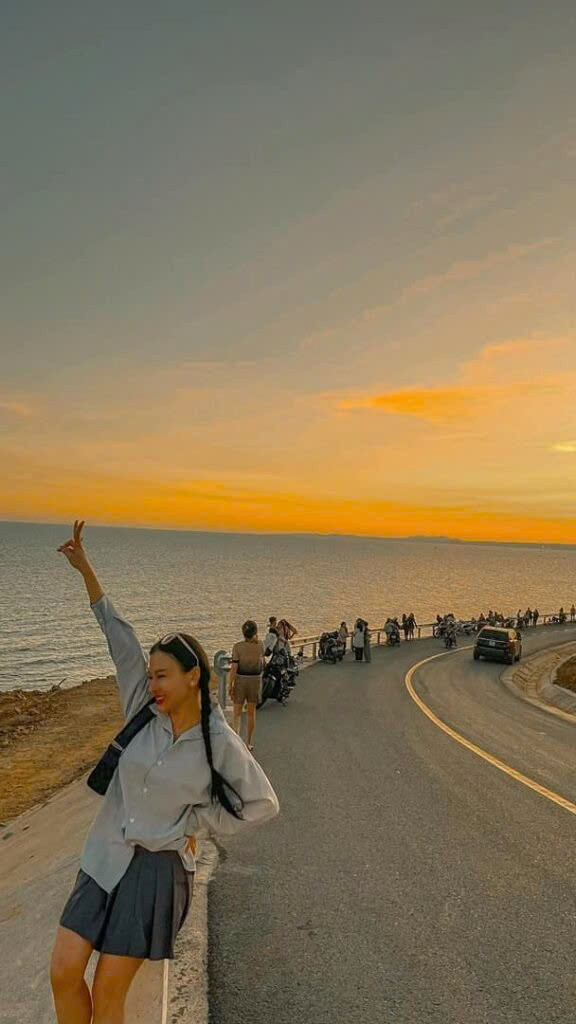 Đây không chỉ là nơi để ngắm hoàng hôn mà còn là “tọa độ sống ảo” được nhiều bạn trẻ yêu thích bởi ánh sáng chiều buông xuống khiến mọi thứ trở nên rực rỡ và thơ mộng hơn bao giờ hết. Ảnh MIA