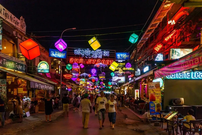 Không xa đó, thành phố Siem Reap lại mang đến không khí sôi động của ẩm thực và văn hóa đường phố. Khi đêm xuống, chợ đêm Siem Reap bừng sáng với hàng trăm gian hàng đặc sản, đồ thủ công và ẩm thực địa phương hấp dẫn. Ảnh Vietourist
