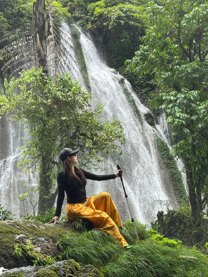 Không có dịch vụ du lịch ồn ã, thác Nậm Lúc phù hợp cho các nhóm nhỏ yêu khám phá và tôn trọng thiên nhiên. Du khách thường mang theo đồ ăn nhẹ, trải bạt nghỉ trưa, hoặc đơn giản là ngồi bên tảng đá, đọc sách, nghe tiếng thác, thả trôi mọi lo toan bộn bề. Một số nhóm phượt còn chọn cắm trại qua đêm gần thác để đón bình minh rừng núi. Ảnh AChơ Vivu