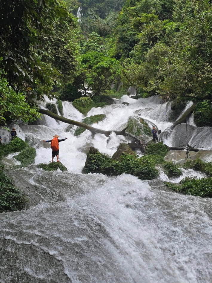 Dòng thác Nậm Lúc cao khoảng 20m, nước từ rừng đổ xuống qua vách đá rêu xanh, tung bọt trắng xóa, mát lạnh ngay cả vào những ngày hè oi ả nhất. Ảnh Cu Porter