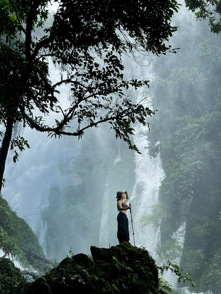 Chị Nguyễn Diệu Trang, một du khách từ Hà Nội chia sẻ: “Ở đây không có sóng điện thoại, không internet, không nhà hàng hay quán cà phê. Nhưng chính vì thế mà mình mới cảm thấy trọn vẹn – như được sống thật với thiên nhiên và chính mình”. Ảnh AChơ Vivu