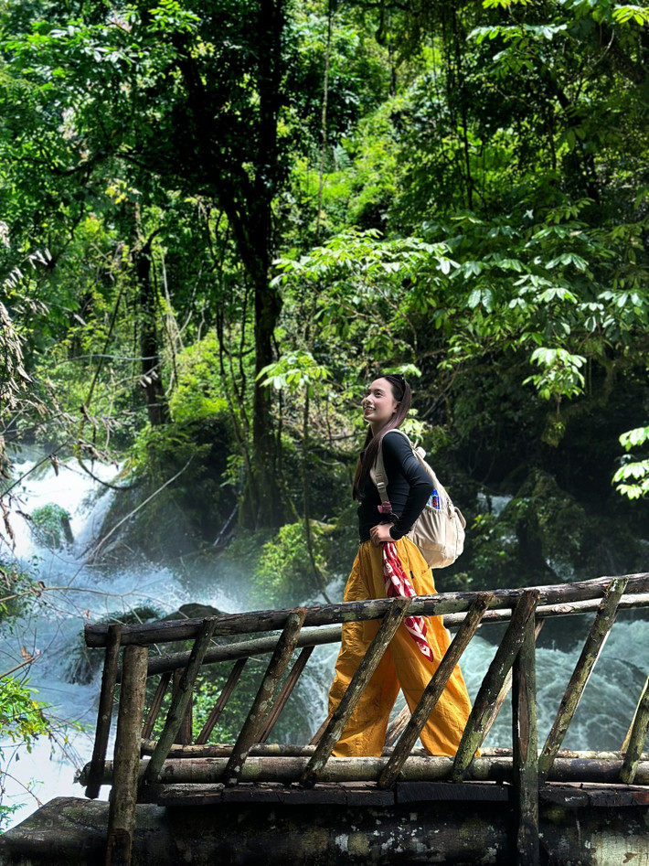 Mặt nước bên dưới hiền hòa, trong vắt, rất lý tưởng để ngâm mình thư giãn. Đứng giữa thiên nhiên mênh mông, nhìn mây lững lờ trôi qua đỉnh cây, nhiều du khách cảm thấy như vừa được “tẩy bụi” cả thể chất lẫn tinh thần. Ảnh AChơ Vivu