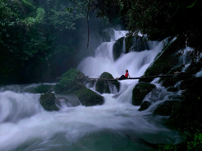 Hiện một số người dân địa phương và nhóm trekking nhỏ đã bắt đầu tổ chức tour trải nghiệm tới thác Nậm Lúc, kết hợp tìm hiểu văn hóa dân tộc Dao và Mông ở xã Phăng Sô Lin. Mức giá từ 700.000 – 1.000.000 đồng/người cho lịch trình 1–2 ngày, bao gồm dẫn đường, ăn trưa và hỗ trợ mang theo vật dụng cần thiết. Ảnh Cu Porter