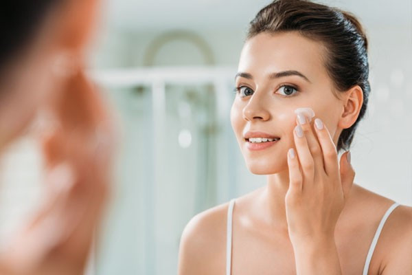 Việc kết hợp nhiều hoạt chất mạnh cùng lúc dễ khiến da bong tróc, đỏ rát và nám thêm rõ rệt. Thay vì nóng vội, hãy kiên nhẫn với các thành phần an toàn, tuân thủ liệu trình được khuyên dùng. Ảnh minh họa