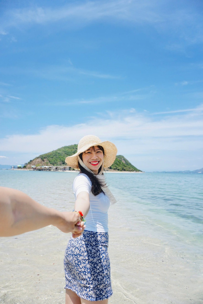 Do chưa được khai thác du lịch ồ ạt, dịch vụ trên đảo vẫn còn hạn chế. Du khách nên chuẩn bị sẵn nước uống, đồ ăn nhẹ, kem chống nắng, mũ nón và lều trại nếu có ý định ở lại qua đêm. Nếu muốn trải nghiệm ẩm thực địa phương, có thể liên hệ trước với người dân để đặt các món hải sản như cá nướng giấy bạc, mực hấp, sò huyết nướng mỡ hành hay cháo hải sản nóng hổi sau một ngày rong chơi. Ảnh Phuong Anh