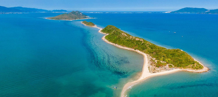 Nằm cách thành phố Nha Trang khoảng 60km về phía Bắc, đảo Điệp Sơn (thị xã Ninh Hòa, Khánh Hòa) là quần thể gồm ba hòn đảo nhỏ: Hòn Bịp, Hòn Giữa và Hòn Đuốc. Nơi đây được thiên nhiên ưu ái ban tặng vẻ đẹp hoang sơ, bình yên với biển xanh, cát trắng, đặc biệt là một con đường cát nổi giữa đại dương – điểm “đắt giá” khiến Điệp Sơn khác biệt với hàng trăm hòn đảo khác của Việt Nam. Ảnh Traveloka