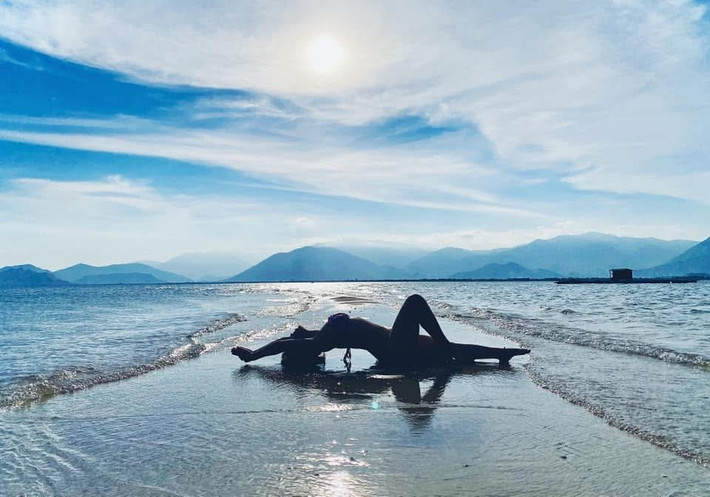 Hành trình đến Điệp Sơn cũng khá thuận tiện. Từ trung tâm Nha Trang, du khách di chuyển về thị trấn Vạn Giã, sau đó đi tàu gỗ hoặc cano ra đảo. Giá thuê cano khoảng 150.000–200.000 đồng/người, thời gian di chuyển chỉ 10–15 phút. Tuy nhiên, để đi bộ được trên con đường giữa biển, du khách nên tìm hiểu trước thời điểm thủy triều xuống – thường rơi vào sáng sớm hoặc đầu giờ chiều. Ảnh Phuong Anh