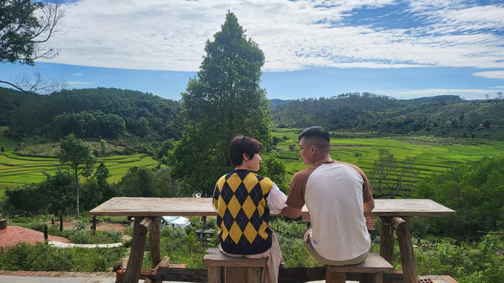 Mùa lúa chín ở Kon Vơng thường kéo dài từ giữa tháng 6 đến đầu tháng 8. Thời tiết thời điểm này dễ chịu, ngày nắng nhẹ, đêm se lạnh, rất lý tưởng cho những chuyến dã ngoại, cắm trại hoặc trekking ngắn kết hợp tham quan thác Pa Sỹ, hồ Đắk Ke hay núi Ngọc Lễ. Tuy nhiên, do Kon Vơng chưa có bảng chỉ dẫn rõ ràng, du khách nên đi theo tour hoặc có người địa phương dẫn đường. Cần mang giày phù hợp, hạn chế giẫm lên hoa màu, đồng thời tôn trọng đời sống cộng đồng – không tự ý quay phim, chụp ảnh các nghi lễ nếu chưa được phép.Ảnh Hurrison Nguyen