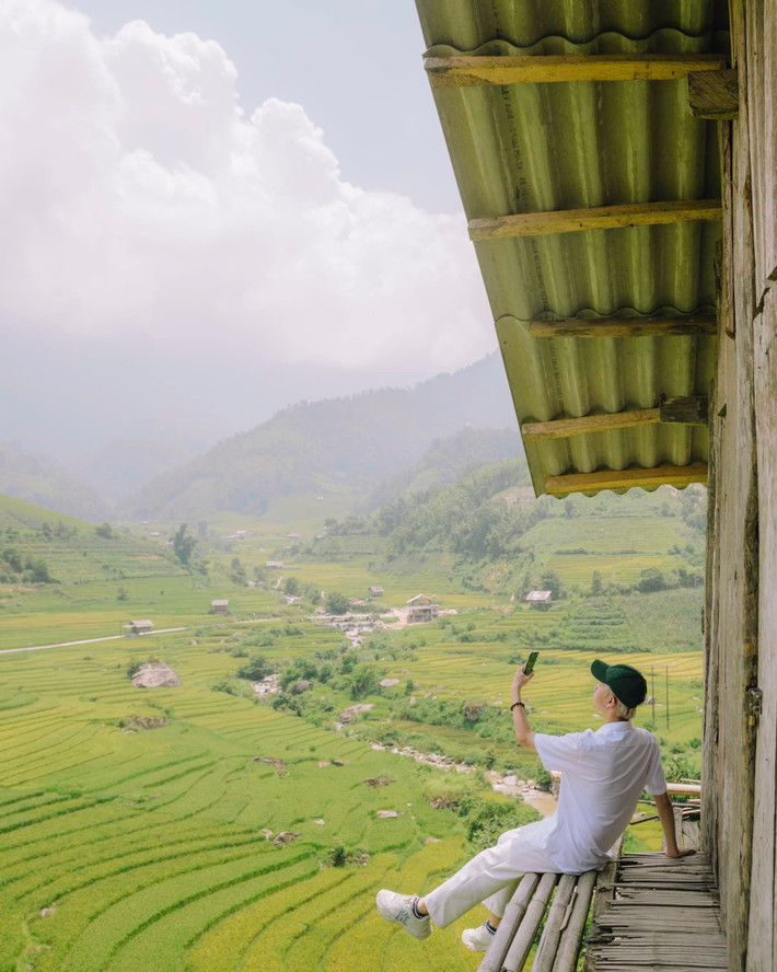 Âm thanh của suối chảy, tiếng tre rì rào trong gió và mây trôi lững lờ trên các sườn đồi tạo nên một khung cảnh như tranh vẽ, khiến du khách dễ dàng mê đắm. Từ bản, du khách có thể thuê xe máy để khám phá sâu hơn vào các làng lân cận như Lao Chải, Tả Giàng Phình, hay đơn giản là men theo những lối mòn quanh núi để ngắm bình minh nhuộm vàng cả thung lũng. Ảnh Bùi Quang Thụy