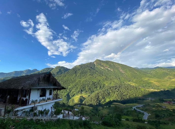 Từ dãy Himalaya phủ tuyết đến những ngọn núi mờ sương của Đông Nam Á, các bản làng nằm chênh vênh trên sườn núi từ lâu đã trở thành điểm đến lý tưởng để tránh cái nóng oi ả mùa hè, đồng thời mang đến cho du khách trải nghiệm sống giữa thiên nhiên hùng vĩ và văn hóa bản địa đặc sắc. Mới đây, bản Tả Van vinh dự được tờ South China Morning Post (SCMP) của Hồng Kông xếp vào danh sách sáu “làng trên mây” đẹp nhất châu Á – bên cạnh những cái tên nổi tiếng khác tại Trung Quốc, Bhutan, Philippines và Ấn Độ.