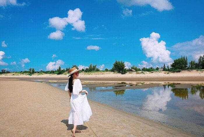 Đi xa hơn một chút, du khách sẽ bắt gặp bãi Đồi Nhái, cách trung tâm TP. Vũng Tàu khoảng 7km. Vì chưa được khai thác du lịch, bãi biển này vẫn giữ được vẻ nguyên sơ và yên tĩnh, rất phù hợp cho dân phượt và các nhóm bạn muốn cắm trại qua đêm trong khung cảnh hoang dã. Ảnh Traveloka