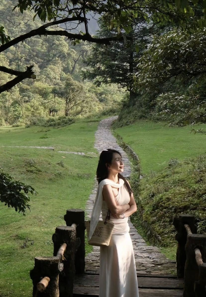 Hiện nay, nhiều công ty du lịch uy tín đang khai thác tour trải nghiệm Vườn Quốc gia Hoàng Liên với lịch trình đa dạng, đáp ứng nhu cầu khám phá thiên nhiên của du khách. Saigontourist cung cấp tour Núi Xẻ trong ngày với giá từ 890.000 đồng/người, phù hợp với những ai yêu thích chụp ảnh và tổ chức picnic giữa rừng. Vietravel tổ chức tour sinh thái kết hợp trải nghiệm văn hóa tại các bản làng trong 2 ngày 1 đêm, giá từ 2.490.000 đồng/người, bao gồm ăn uống, nghỉ ngơi và vé tham quan. Trong khi đó, PYS Travel hướng đến giới trẻ đam mê khám phá với tour cắm trại giữa rừng nguyên sinh kéo dài 2 ngày 1 đêm, giá từ 1.950.000 đồng/người. Du khách có thể liên hệ trực tiếp qua website của các công ty để cập nhật lịch khởi hành và các ưu đãi theo mùa. Ảnh kiim94_