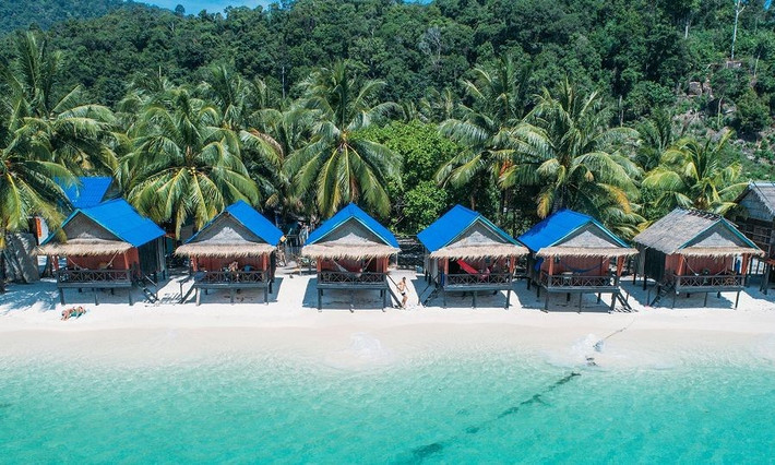 Bên cạnh những công trình cổ kính, Campuchia còn có đảo Koh Rong – thiên đường nghỉ dưỡng nổi tiếng với làn nước trong xanh và bãi cát trắng mịn. Đây là điểm đến lý tưởng để lặn ngắm san hô, chèo kayak hoặc đơn giản là thư giãn dưới nắng vàng. Ảnh Meta
