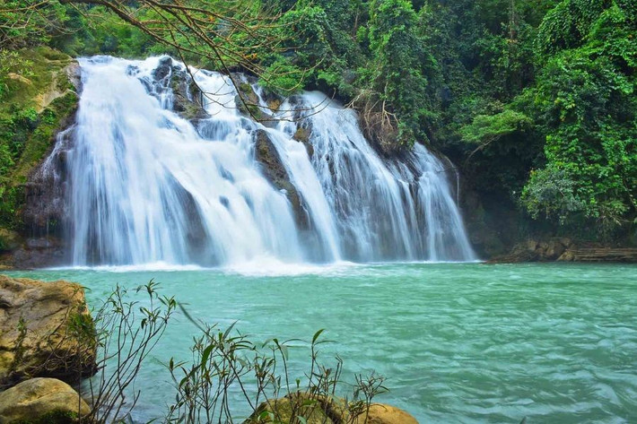 Đúng như tên gọi, thác Chênh Vênh nằm giữa lưng chừng núi, với dòng nước trắng xóa chảy qua những tầng đá. Con đường đến thác tuy hơi khó đi nhưng rất đáng công chinh phục. Địa điểm này thường được dân trekking chọn làm nơi nghỉ chân, tắm suối và ghi lại những bức ảnh “để đời”. Ảnh dulichvietnam