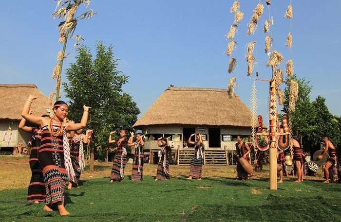 Không cần đi xa thủ đô, Làng Văn hóa – Du lịch các dân tộc Việt Nam tại Đồng Mô (Sơn Tây, Hà Nội) tái hiện sống động không gian 54 dân tộc anh em. Ảnh baochinhphu