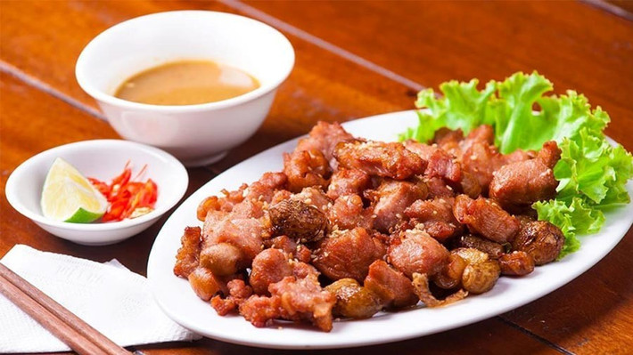 Món ăn trứ danh của Mộc Châu. Thịt bê non được thái mỏng, tẩm ướp gia vị, chao nhanh trên dầu sôi cho chín tới, vàng giòn bên ngoài, mềm mọng bên trong. Thưởng thức cùng chẩm chéo và rau sống là “chuẩn bài”. Ảnh MIA
