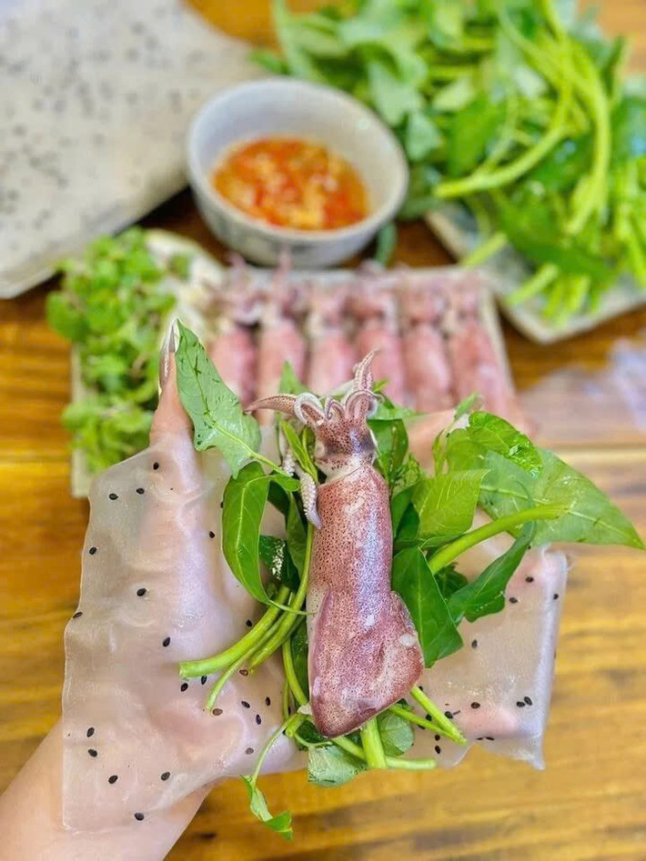 Nếu bạn muốn thử sức vào bếp để chiêu đãi gia đình một món ăn mới lạ, hãy cùng tham khảo công thức sau: đầu tiên cần chuẩn bị 500g mực tươi (mực ống hoặc mực trứng), 1 bó rau muống non, 1 quả xoài xanh, bánh tráng mè đen hoặc bánh đa cuốn, 1 quả chanh cùng các gia vị quen thuộc như muối, đường, bột ngọt, tiêu, nước mắm, và các nguyên liệu phụ gồm gừng, tỏi, ớt, hành tím, hành lá, ớt khô. Ảnh Hà Nguyên