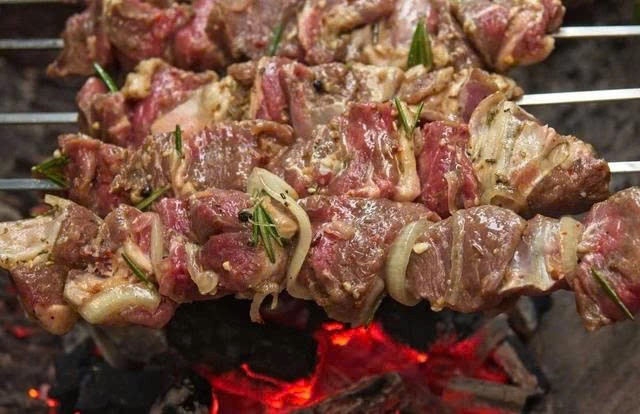 Đến Ninh Thuận, du khách có thể dễ dàng bắt gặp những quán ăn phục vụ món cừu nướng mọi thịt được ướp sả, ớt, tỏi và muối, nướng trực tiếp trên bếp than hồng. Ảnh netamthuc