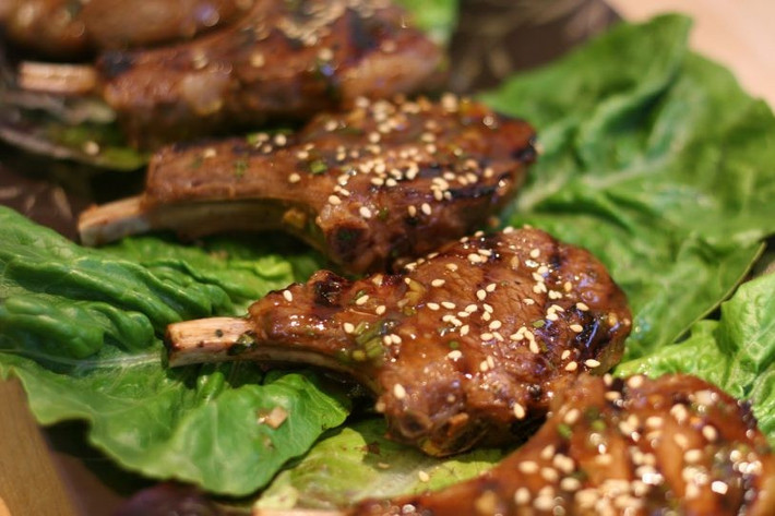 Thịt cừu Ninh Thuận không chỉ đơn thuần là món ngon, mà còn là một phần linh hồn ẩm thực của vùng đất khắc nghiệt nhưng đầy bản sắc. Từ cách nuôi thả tự nhiên, phương pháp chế biến truyền thống cho đến trải nghiệm gắn với nông trại, tất cả tạo nên một dấu ấn ẩm thực khó phai trong lòng du khách. Ảnh Internet