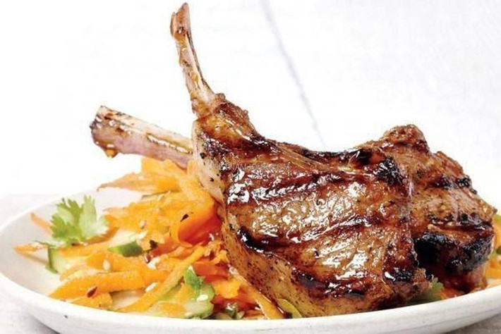 Khi chín, thịt có lớp ngoài xém giòn, bên trong mềm, mọng nước và thơm lừng. Chấm cùng muối ớt xanh, ăn kèm rau sống và bánh tráng, món ăn này đủ sức khiến du khách “mê từ lần đầu tiên”. Ảnh Internet