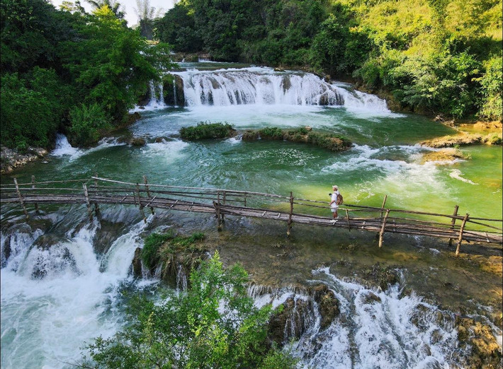 Gợi ý nhỏ cho chuyến đi hoàn hảo: Thời điểm lý tưởng để dã ngoại ở Cao Bằng là từ tháng 9 đến tháng 11, khi tiết trời mát mẻ, ít mưa và thảm thực vật xanh tươi rực rỡ. Trước khi lên đường, du khách nên chuẩn bị đầy đủ đồ dùng picnic, thuốc chống côn trùng, giày thể thao và sạc dự phòng vì một số khu vực có thể không có sóng điện thoại. Ngoài ra, nên đi theo nhóm, báo trước hành trình cho người thân và mang theo nước uống, đồ ăn nhẹ, đặc biệt khi đến những điểm vẫn còn hoang sơ, chưa có dịch vụ du lịch phát triển. Ảnh Blog của Rọt