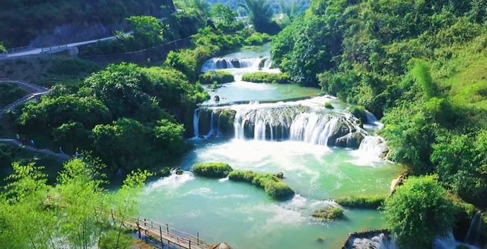 Ẩn mình giữa rừng xanh thác Cò Là tuy không cao nhưng nước đổ tầng tầng lớp lớp, tung bọt trắng xóa, tạo âm thanh rì rào đầy mê hoặc. Lối vào là đường mòn xuyên rừng còn khá hoang sơ, nhưng bù lại là không khí mát lạnh sảng khoái. Nơi đây được nhiều bạn trẻ chọn làm điểm picnic lý tưởng, mắc võng, ăn nhẹ và thư giãn giữa thiên nhiên trong lành. Ảnh Baocongluan