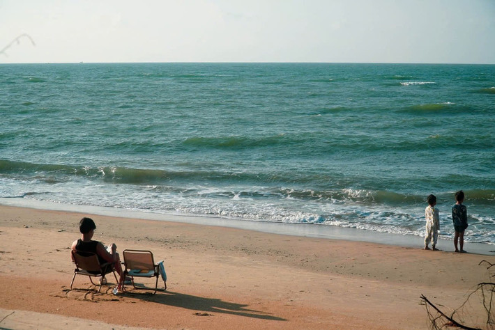 Không gian nơi đây mang một vẻ đẹp trong lành, khoáng đạt với bờ cát trắng mịn thoai thoải, những phiến đá lớn nhỏ nhô lên khỏi mặt nước tạo nên điểm nhấn độc đáo cho đường chân trời. Ảnh Trần Ngọc Tuân