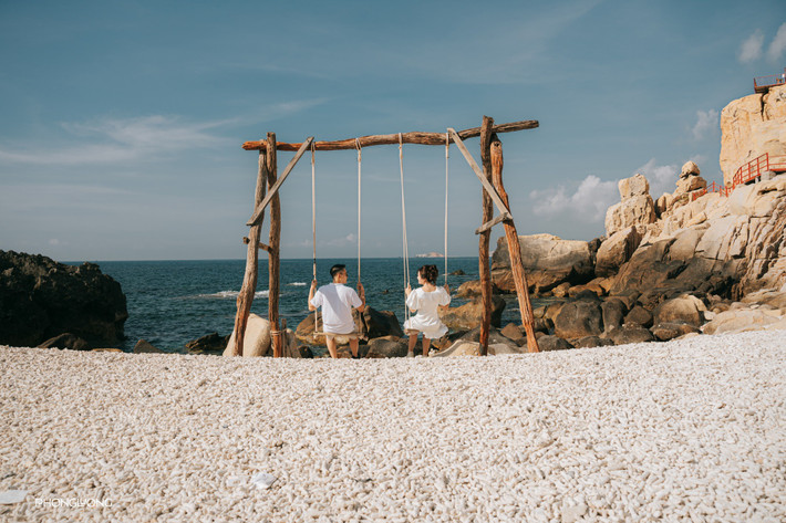 Dù đi tour hay tự túc, du khách cũng nên dành thời gian khám phá trọn vẹn Hang Rái. Nếu đến vào buổi sáng sớm (5h30 – 8h) hoặc chiều muộn (16h – 18h), nắng nhẹ và thủy triều lên sẽ giúp bạn bắt được những khung hình đẹp nhất. Trang phục sáng màu như trắng, đỏ, vàng sẽ nổi bật giữa nền đá và biển xanh. Ngoài ra, nên chuẩn bị sẵn kem chống nắng, nước uống, giày chống trơn và pin dự phòng cho thiết bị điện tử. Ảnh Lương Phong