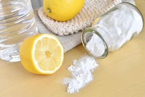 Dùng muối và chanh: Rắc một lớp muối hạt dày lên đáy nồi, vắt thêm nước cốt chanh, để yên khoảng 10–15 phút. Sau đó, bạn chỉ cần chà nhẹ bằng miếng bọt biển, vết cháy sẽ biến mất mà không cần cọ quá mạnh tay. Ảnh Cleanipedia
