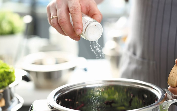Để tránh nêm quá tay lần sau, nên nêm gia vị từng chút và nếm lại sau mỗi lần, đặc biệt khi món gần chín hoặc khi nước bốc hơi nhiều. Dùng muỗng đong hoặc muôi quen tay cũng giúp kiểm soát lượng muối và nước mắm. Ảnh minh họa