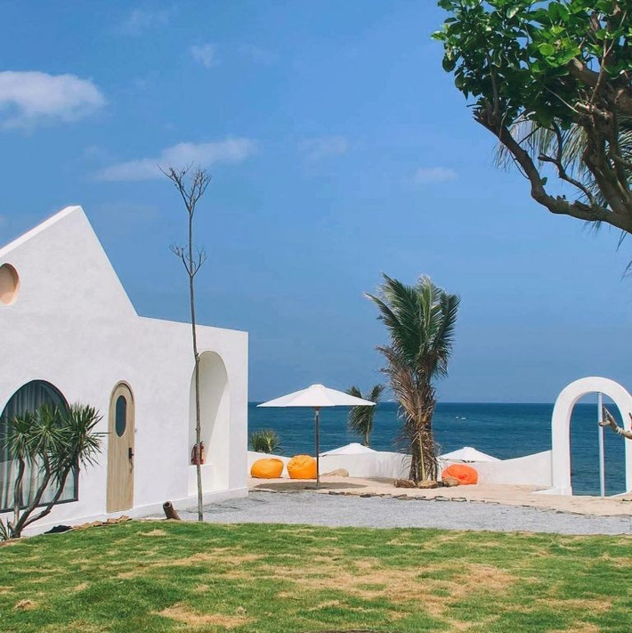 Phú Quý không có quá nhiều khách sạn lớn, nhưng lại có rất nhiều homestay và nhà nghỉ sạch sẽ, tiện nghi với mức giá phải chăng. Trong mùa cao điểm, các phòng khách sạn lớn thường dễ cháy, do đó, nếu bạn muốn tiết kiệm chi phí và có không gian riêng tư, homestay sẽ là lựa chọn lý tưởng. Ảnh Motogo