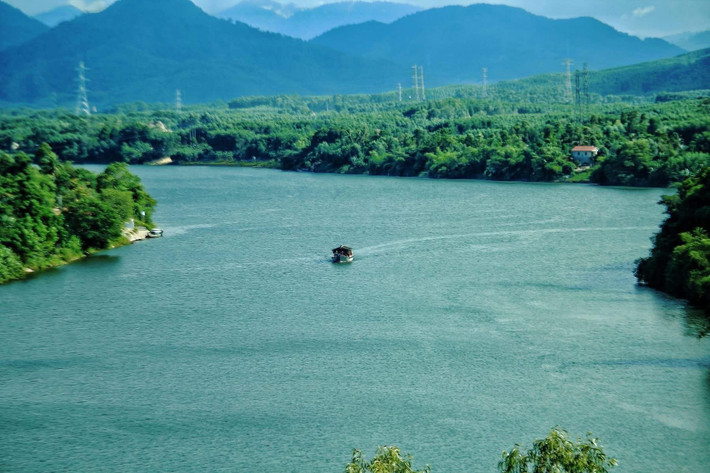 Cách trung tâm thành phố Huế chỉ khoảng 7 km, đồi Vọng Cảnh là một trong những điểm ngắm cảnh lý tưởng nhất của vùng đất cố đô. Ảnh Hải Vân