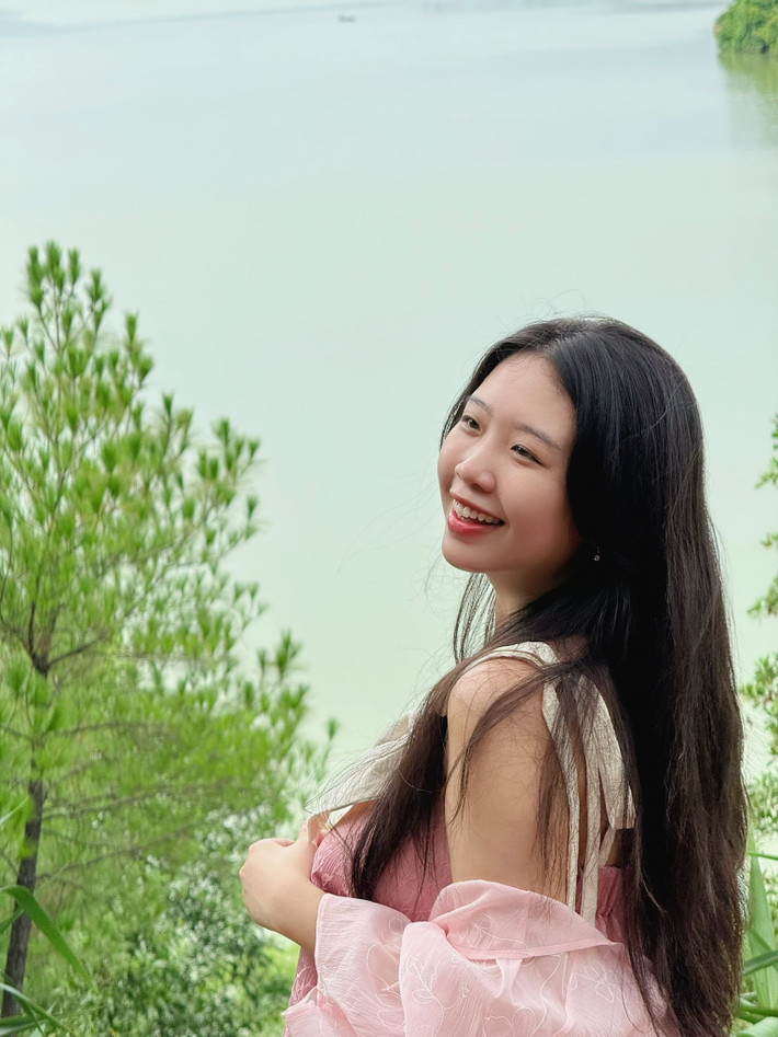 Gợi ý lịch trình sáng khám phá non nước xứ Huế: 6h30 xuất phát từ trung tâm TP Huế, hít thở không khí trong lành. 7h00 tham quan lăng Tự Đức – công trình đẹp bậc nhất triều Nguyễn. 8h15 đến đồi Vọng Cảnh, ngắm cảnh, chụp ảnh và thư giãn dưới tán thông. Kết thúc buổi sáng bằng việc ghé điện Hòn Chén hoặc thưởng thức bún bò, bánh bèo, bánh nậm – đặc sản trứ danh xứ Huế. Ảnh Phúc Yên