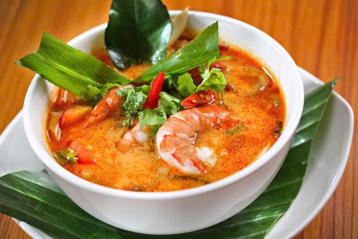 Không thể không nhắc tới Tom Yum Goong món súp tôm chua cay trứ danh, được coi là biểu tượng của ẩm thực Thái. Với nước dùng nấu từ sả, lá chanh, galangal (riềng), ớt và nước cốt chanh, món súp này mang đến hương vị chua cay đầy kích thích vị giác. Tôm tươi, nấm và rau thơm khiến món ăn thêm phần hấp dẫn, đặc biệt trong những ngày mưa hay thời tiết se lạnh.