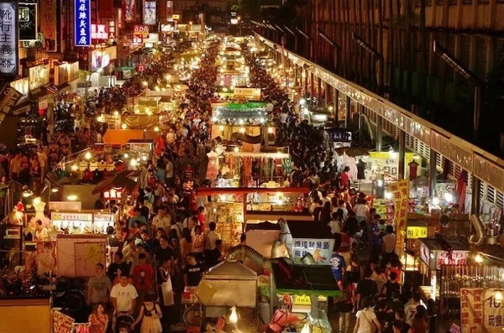 Những người yêu thích mua sắm có thể ghé thăm Chợ đêm Chiang Mai, nơi bày bán đủ loại hàng hóa thủ công mỹ nghệ, quà lưu niệm và các món ăn đặc sản của miền Bắc. Đừng quên tham gia các tour du lịch đến Làng dân tộc Thái, nơi du khách sẽ được tìm hiểu về đời sống và văn hóa của các dân tộc thiểu số, một trải nghiệm tuyệt vời để khám phá sự đa dạng văn hóa của Thái Lan. Ảnh dulich