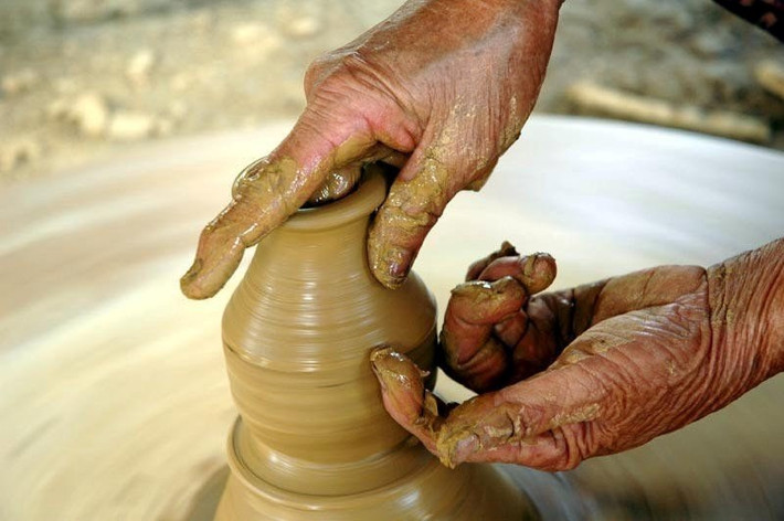 Về miền Trung, làng gốm Thanh Hà (Quảng Nam) bên sông Thu Bồn là di sản sống hơn 500 năm tuổi. Người dân vẫn gìn giữ cách chuốt gốm, nung củi truyền thống. Ảnh dulich
