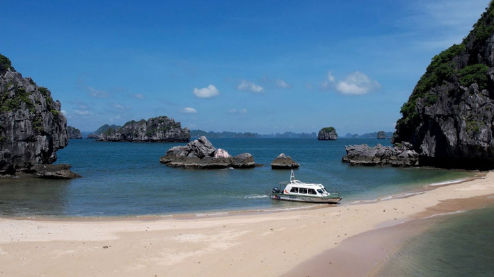Đến Cát Oăn, du khách có thể thỏa sức bơi lội giữa làn nước trong vắt, chèo kayak len lỏi qua các hốc đá, hoặc chỉ đơn giản là nằm dài trên bãi cát trắng mịn để tận hưởng không gian yên tĩnh hiếm có giữa một vịnh Hạ Long vốn đã quá quen thuộc với hàng vạn lượt khách mỗi ngày. Ảnh Nguyễn Hùng