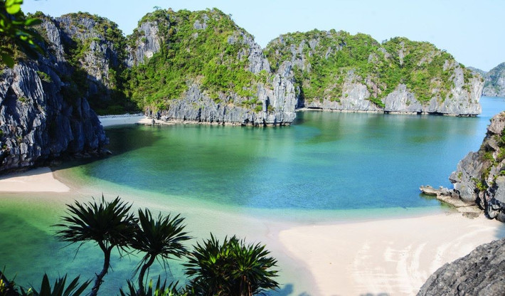 Không rầm rộ quảng bá, không dịch vụ rầm rộ, nơi đây thu hút du khách ưa khám phá bởi chính nét mộc mạc, thanh bình và tách biệt với thế giới ồn ào. Bãi biển nhỏ, được ôm trọn bởi những vách núi đá vôi cao dựng đứng, tạo thành một vùng nước kín gió, trong vắt như ngọc. Ảnh Lê Minh