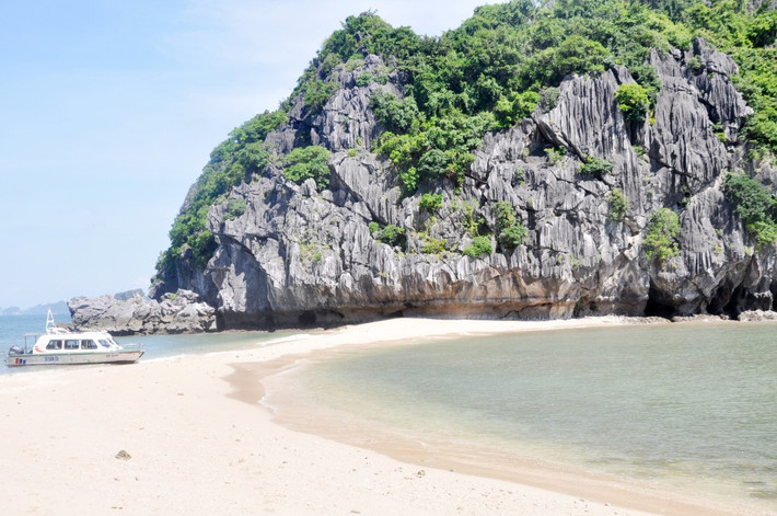 Do Bãi Cát Oăn hoàn toàn hoang sơ, không có hàng quán hay dịch vụ ăn uống nên du khách cần chuẩn bị đầy đủ nước uống và đồ ăn nhẹ cho chuyến đi. Để đảm bảo an toàn, nên đi theo tour có hướng dẫn viên am hiểu địa hình, tránh lạc giữa mê cung đảo đá trên vịnh. Ảnh Nguyễn Hùng