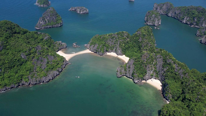 Do chưa có dịch vụ lưu trú hay nhà hàng trên đảo, du khách thường lựa chọn đi tour trong ngày bằng tàu gỗ hoặc du thuyền. Một số tour cao cấp như của Paradise Vietnam, Indochina Sails, hay L’Azalée Cruises đã bắt đầu đưa Cát Oăn vào lịch trình, kết hợp trải nghiệm kayak, tắm biển và chụp ảnh check-in. Giá dao động từ 1,5 đến 2,8 triệu đồng/người, tùy theo loại tàu và tiện ích đi kèm. Ảnh Nguyễn Hùng