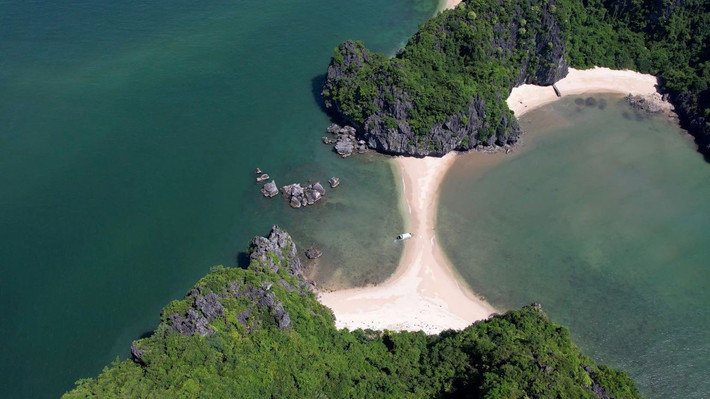 Với những ai thích phiêu lưu và riêng tư hơn, có thể thuê tàu riêng hoặc đăng ký tour khám phá của các nhóm phượt địa phương như Halong Trekking Group hay Checkin Quảng Ninh, với chi phí tiết kiệm hơn nhưng cần tự chuẩn bị đồ ăn, nước uống và các vật dụng cá nhân. Ảnh Nguyễn Hùng