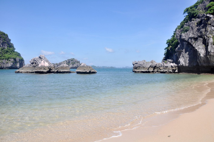 Trang bị cần thiết bao gồm kính râm, kem chống nắng, giày bám nước và túi đựng rác cá nhân – góp phần giữ gìn môi trường biển đảo trong lành. Đặc biệt, nên tránh đến vào mùa mưa bão (tháng 7–8), vì thời điểm này sóng to, tàu thường không được phép xuất bến. Ảnh Nguyễn Hùng