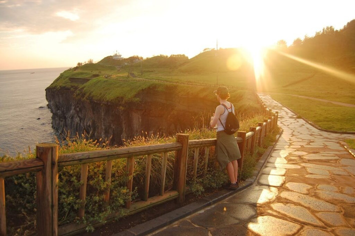 Không thể thiếu trong danh sách là đảo Jeju, điểm đến quen thuộc của du khách quốc tế. Vào thu, tuyến đường mòn Jeju Olle trở thành lựa chọn số một cho những ai yêu thích đi bộ. Ảnh Vietravel