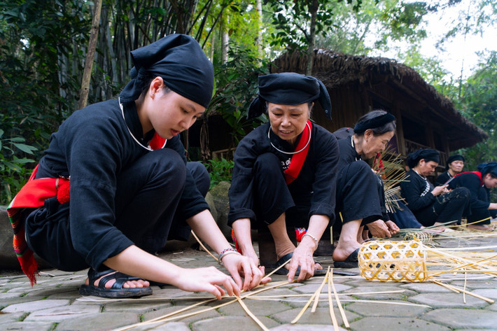 Cũng gần Hà Nội, làng sinh thái Thái Hải (Thái Nguyên) mang đến trải nghiệm “sống cùng người Tày”. Nằm giữa rừng xanh, khu làng bảo tồn gần 30 ngôi nhà sàn cổ, nơi du khách cùng người dân giã bánh giầy, hái chè, hát Then, múa sạp. Ảnh dulichthainguyen