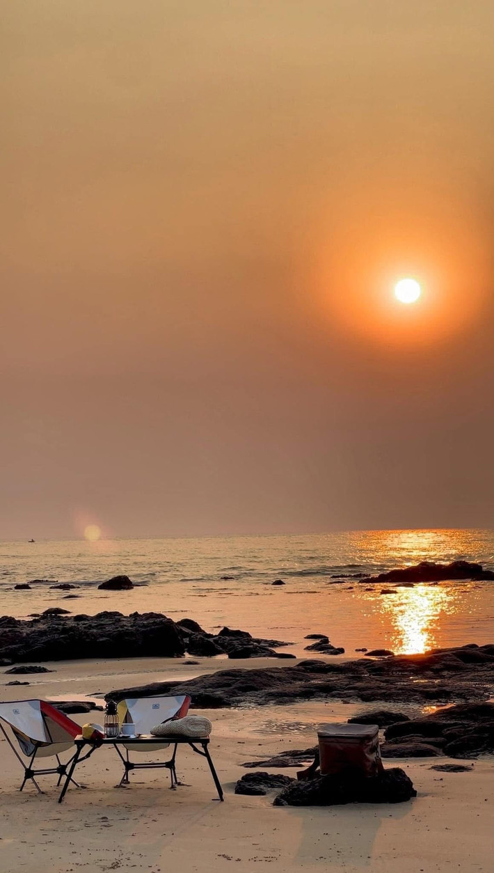 Thời điểm lý tưởng nhất để đến Mũi Si là lúc bình minh. Khi mặt trời bắt đầu nhô lên từ phía chân trời, ánh sáng vàng óng ánh chiếu qua rặng phi lao, nhuộm lên mặt biển một màu rực rỡ như tranh vẽ. Ảnh Hà My