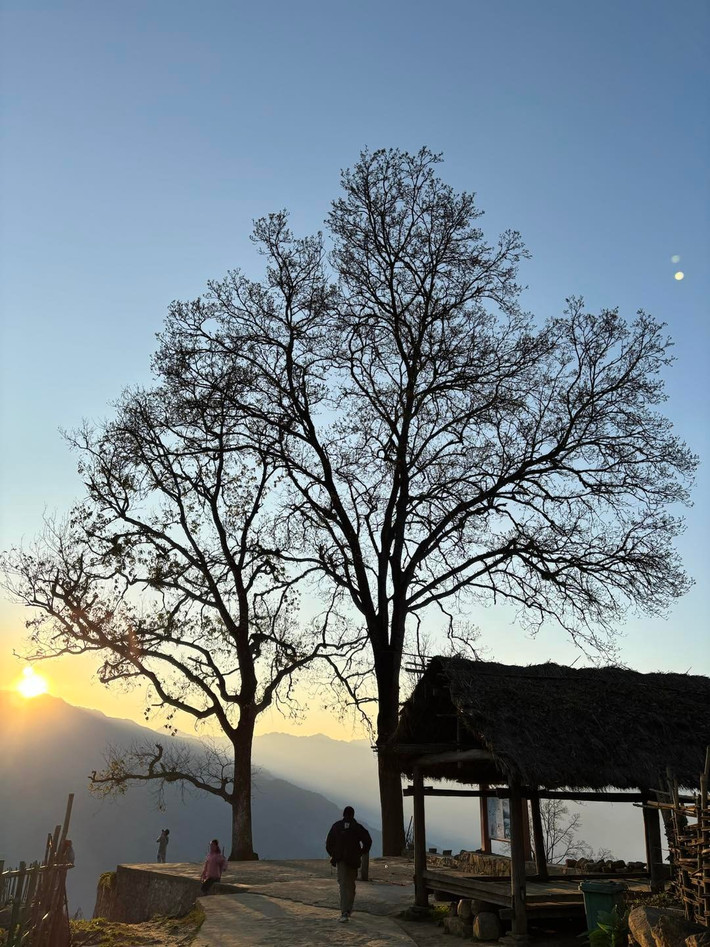 Lưu ý khi đến Y Tý vào mùa hè, du khách nên chuẩn bị đầy đủ đồ dùng cá nhân, mang theo áo khoác mỏng vì sáng sớm và đêm có thể se lạnh. Đường đi quanh co, đèo dốc nên cần đảm bảo sức khỏe và chọn phương tiện phù hợp. Tôn trọng phong tục tập quán và không xâm phạm đời sống riêng tư của người dân là điều luôn được khuyến khích khi đến các bản làng miền núi. Ảnh CheckinVietnam
