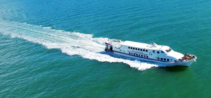 Vào mùa cao điểm, Phú Quý luôn tấp nập du khách, đặc biệt vào các ngày lễ hoặc cuối tuần. Do đó, du khách cần đặt vé tàu sớm để tránh tình trạng hết vé và phải thay đổi kế hoạch. Tàu từ Phan Thiết ra đảo Phú Quý chỉ mất khoảng 2,5 – 3 giờ. Du khách có thể lựa chọn tàu cao tốc để tiết kiệm thời gian hoặc tàu chậm với chi phí rẻ hơn, tuy nhiên, tàu cao tốc vẫn là sự lựa chọn phổ biến vì tính nhanh chóng và tiện lợi. Du khách hãy đặt vé tàu ít nhất một tuần trước khi đi, đặc biệt là trong những ngày cao điểm để không phải lo lắng về việc hết vé. Ảnh dulichPhanThiet