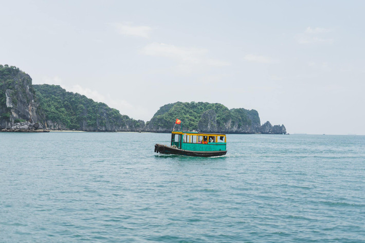 Kết thúc cung trekking, du khách đặt chân đến làng cổ Việt Hải – ngôi làng nằm sâu trong lõi Vườn quốc gia Cát Bà, được bao quanh bởi núi rừng và gần như tách biệt với thế giới bên ngoài. Không khí trong lành, yên tĩnh cùng những nếp nhà nhỏ nép mình bên rặng tre, ruộng bậc thang xanh rì khiến nơi đây trở thành điểm dừng chân lý tưởng. Ảnh Le Thanh Hien