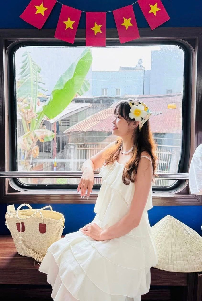 Để hành trình thêm trọn vẹn, hành khách được khuyên nên đặt vé sớm, chọn ghế ngồi bên tay phải nếu đi từ Huế để ngắm được toàn cảnh vịnh biển. Máy ảnh hoặc điện thoại đầy pin cũng là vật bất ly thân bởi chuyến tàu sẽ đưa du khách qua những khung hình khó tìm thấy ở bất kỳ nơi nào khác. Ảnh Lan Huynh