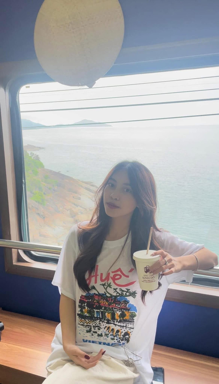 Cửa sổ rộng mở phóng tầm nhìn ra khung cảnh núi rừng, đồng ruộng và biển khơi thay phiên nhau trải dài suốt hành trình. Ảnh mepchee